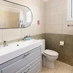 Center Floor Big Balcony 2br Close To The * لارنكا